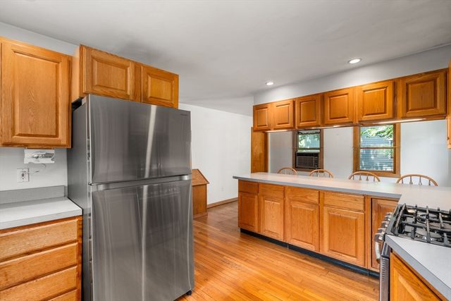 28 Pleasant St, Rockport, MA 01966