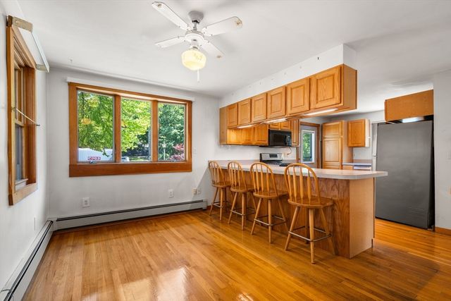28 Pleasant St, Rockport, MA 01966