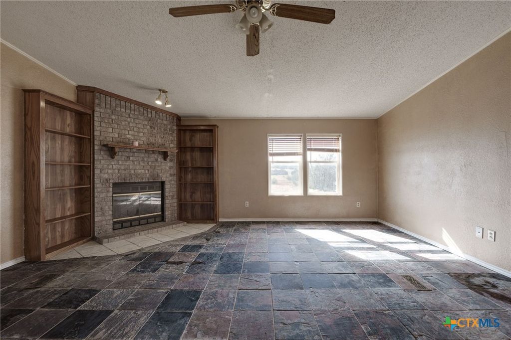 Image 6 of property listing at 809 Crest Ct, Copperas Cove, TX 76522