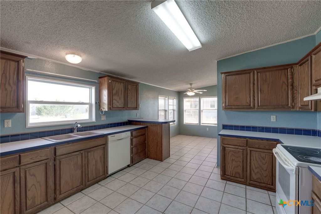 Image 8 of property listing at 809 Crest Ct, Copperas Cove, TX 76522