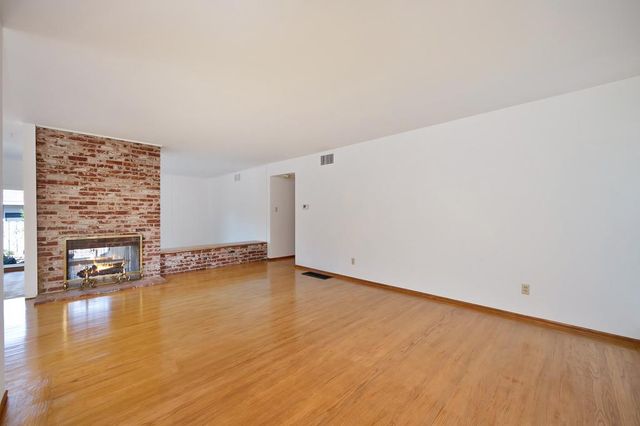 1056 Entrada Rd, Sacramento, CA 95864