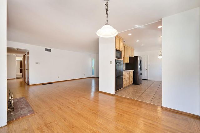 1056 Entrada Rd, Sacramento, CA 95864