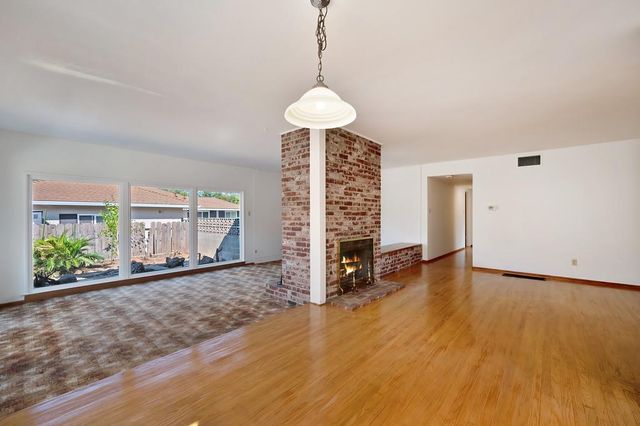 1056 Entrada Rd, Sacramento, CA 95864