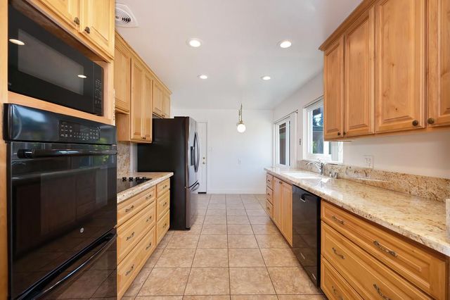 1056 Entrada Rd, Sacramento, CA 95864