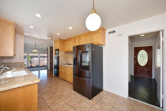 1056 Entrada Rd, Sacramento, CA 95864