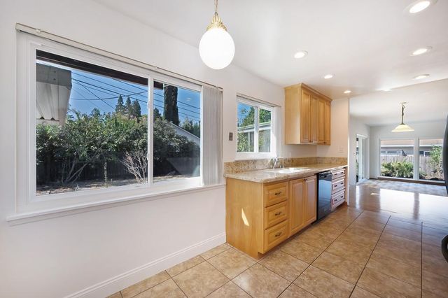 1056 Entrada Rd, Sacramento, CA 95864