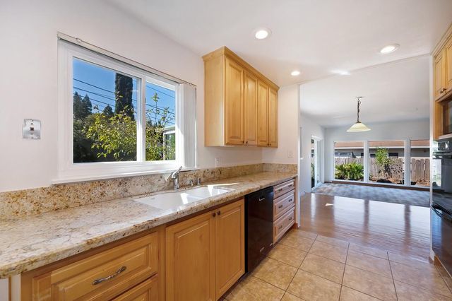 1056 Entrada Rd, Sacramento, CA 95864