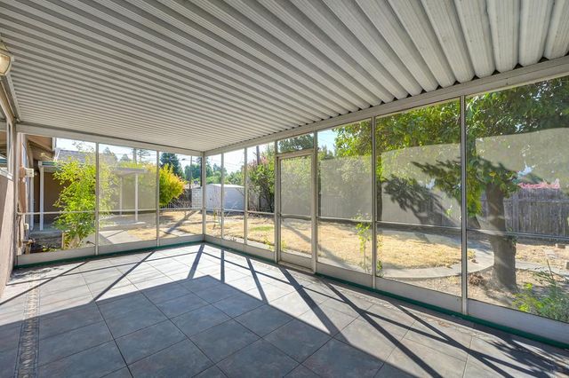 1056 Entrada Rd, Sacramento, CA 95864