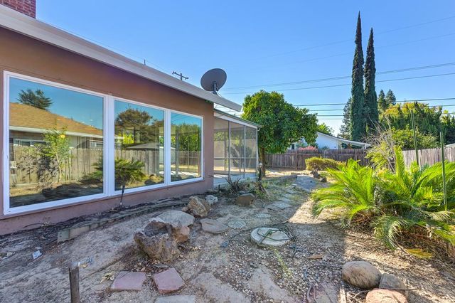 1056 Entrada Rd, Sacramento, CA 95864