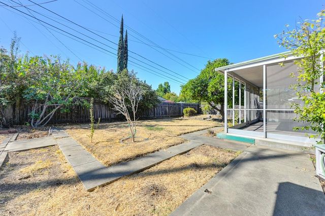 1056 Entrada Rd, Sacramento, CA 95864