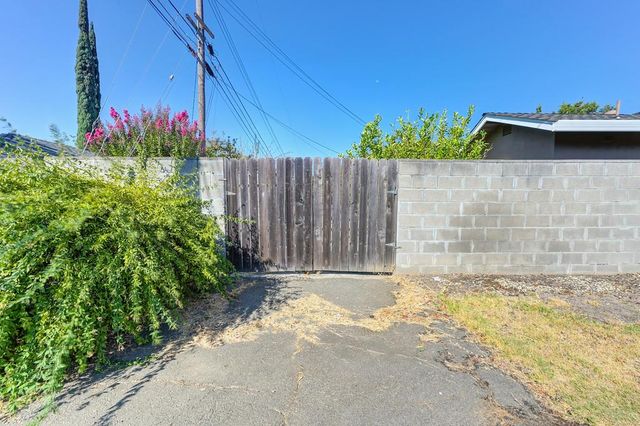 1056 Entrada Rd, Sacramento, CA 95864