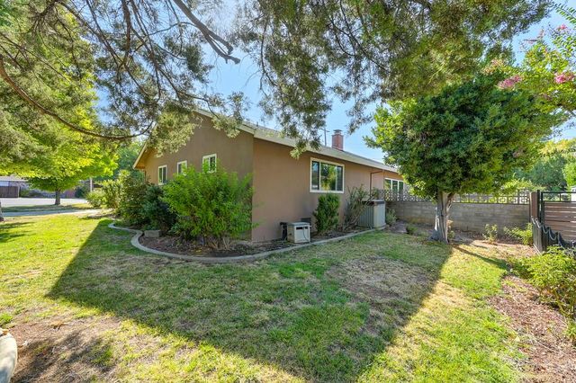 1056 Entrada Rd, Sacramento, CA 95864