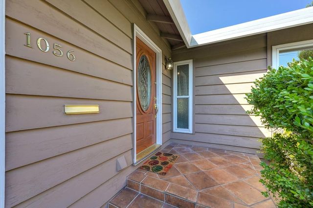 1056 Entrada Rd, Sacramento, CA 95864