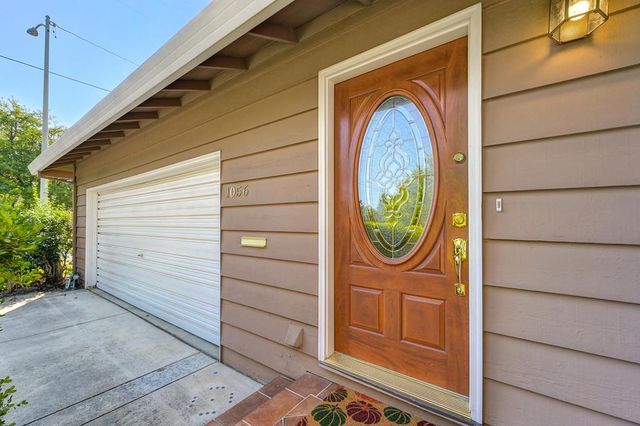 1056 Entrada Rd, Sacramento, CA 95864