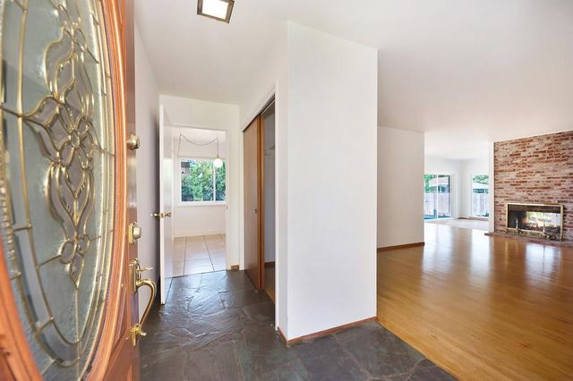 1056 Entrada Rd, Sacramento, CA 95864