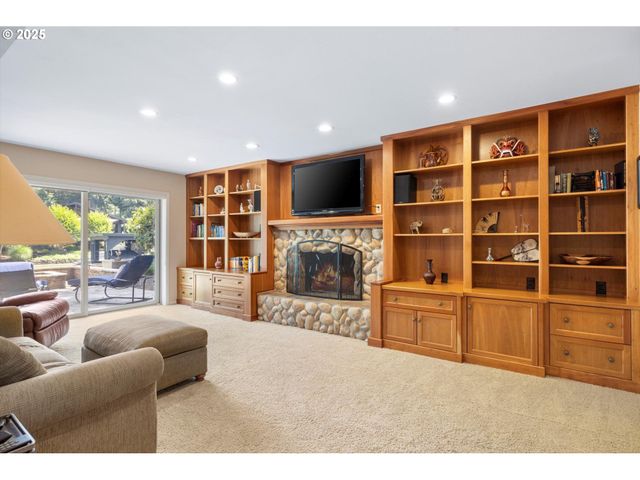 17810 SARAH HILL Ln, Lake Oswego, OR 97035