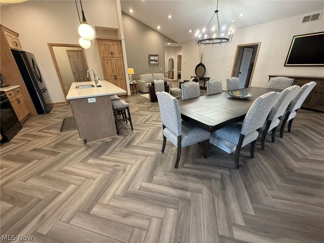 1196 Pinebluff Drive NE, New Philadelphia, OH 44663