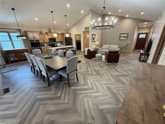 1196 Pinebluff Drive NE, New Philadelphia, OH 44663