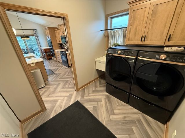 1196 Pinebluff Drive NE, New Philadelphia, OH 44663