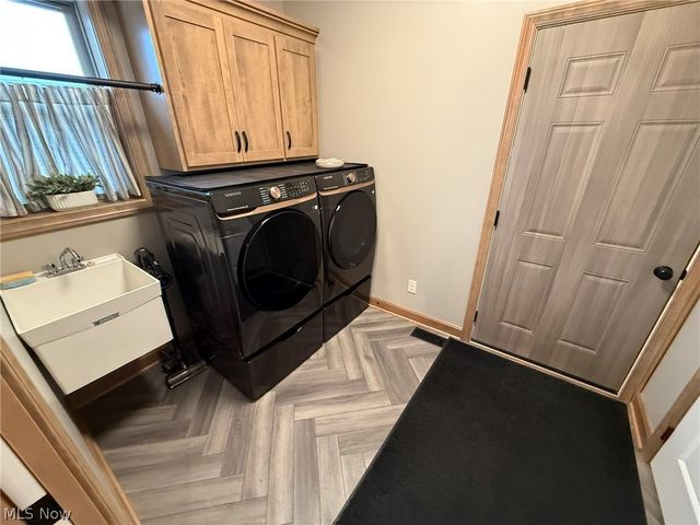 1196 Pinebluff Drive NE, New Philadelphia, OH 44663