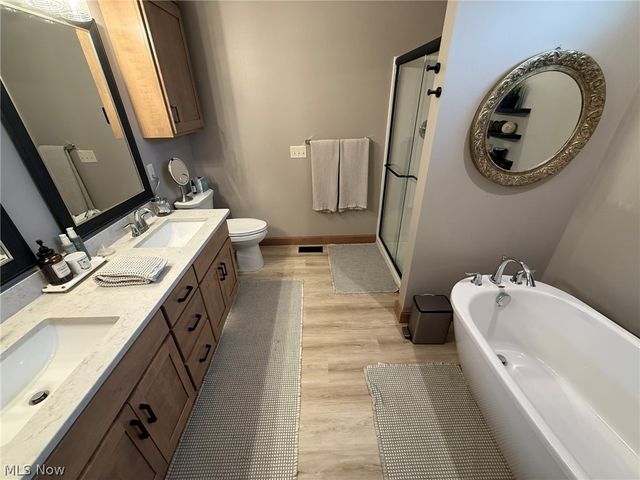 1196 Pinebluff Drive NE, New Philadelphia, OH 44663