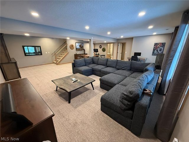 1196 Pinebluff Drive NE, New Philadelphia, OH 44663