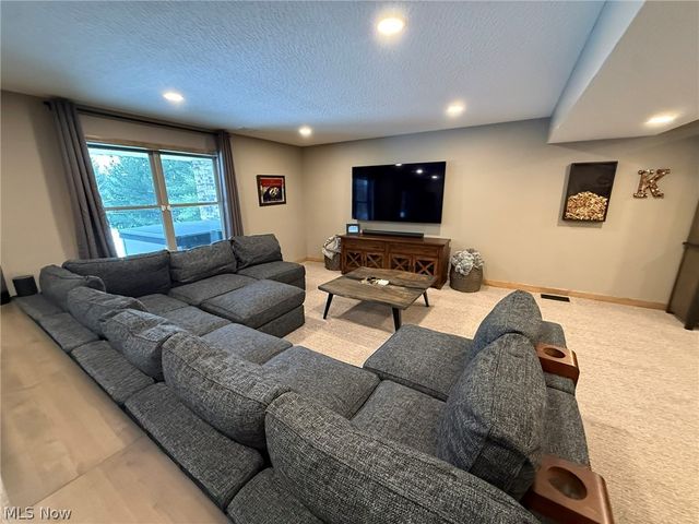 1196 Pinebluff Drive NE, New Philadelphia, OH 44663