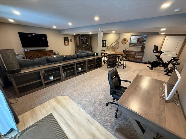 1196 Pinebluff Drive NE, New Philadelphia, OH 44663