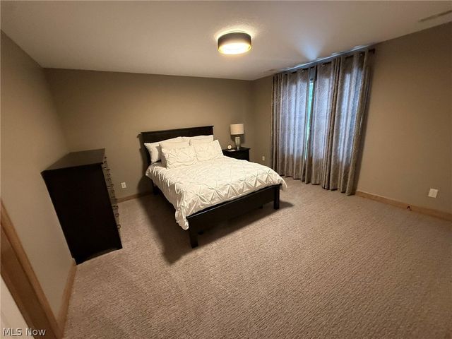 1196 Pinebluff Drive NE, New Philadelphia, OH 44663