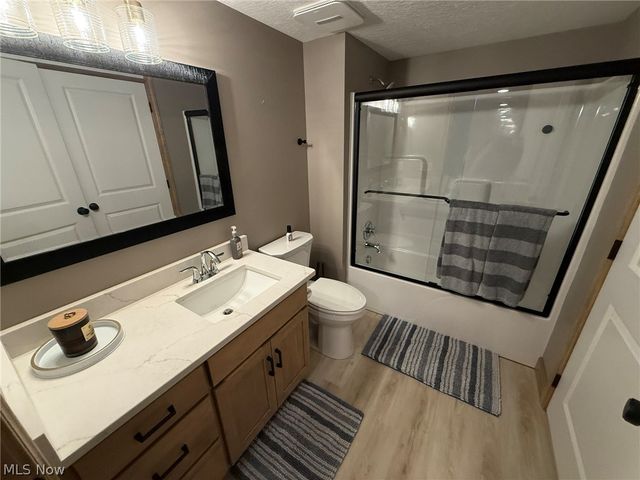 1196 Pinebluff Drive NE, New Philadelphia, OH 44663