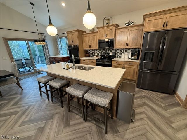 1196 Pinebluff Drive NE, New Philadelphia, OH 44663