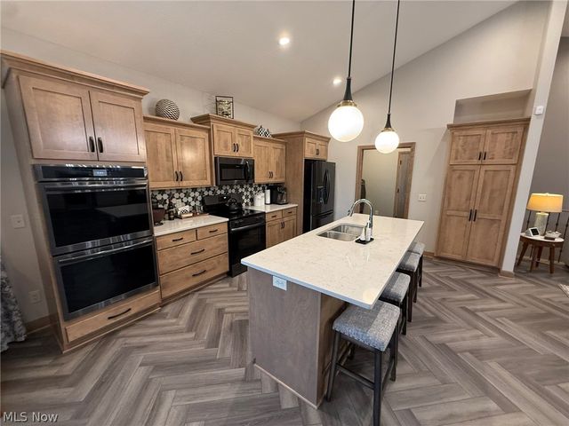 1196 Pinebluff Drive NE, New Philadelphia, OH 44663