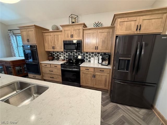 1196 Pinebluff Drive NE, New Philadelphia, OH 44663