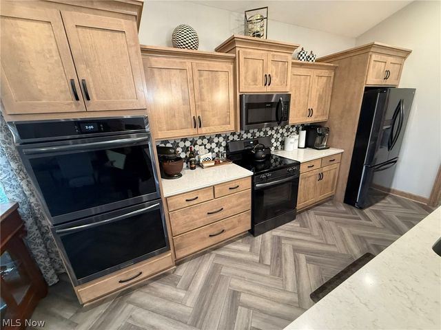 1196 Pinebluff Drive NE, New Philadelphia, OH 44663