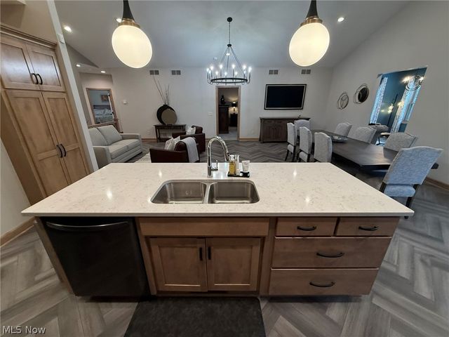 1196 Pinebluff Drive NE, New Philadelphia, OH 44663