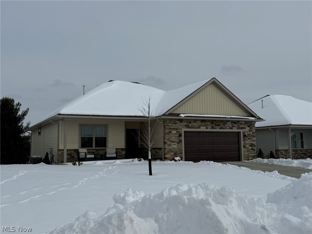 1196 Pinebluff Drive NE, New Philadelphia, OH 44663