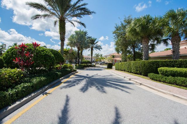 4277 SW Pine Cove Court, Stuart, FL 34997