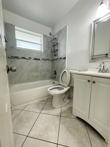 6902 SW 15th Street, North Lauderdale, FL 33068