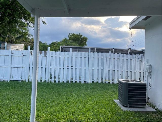 6902 SW 15th Street, North Lauderdale, FL 33068
