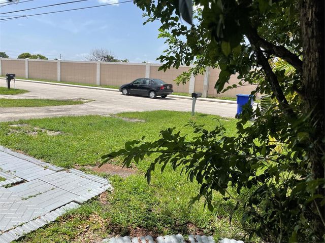 6902 SW 15th Street, North Lauderdale, FL 33068