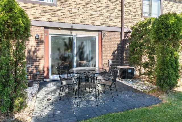 26 Cour Versaille Court 26, Palos Hills, IL 60465