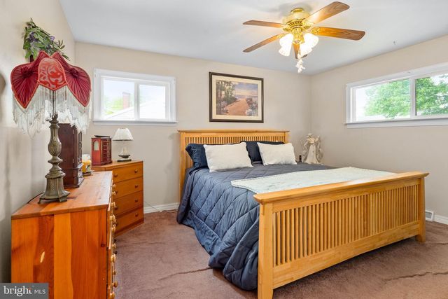 63 W STEPHEN DR, Newark, DE 19713