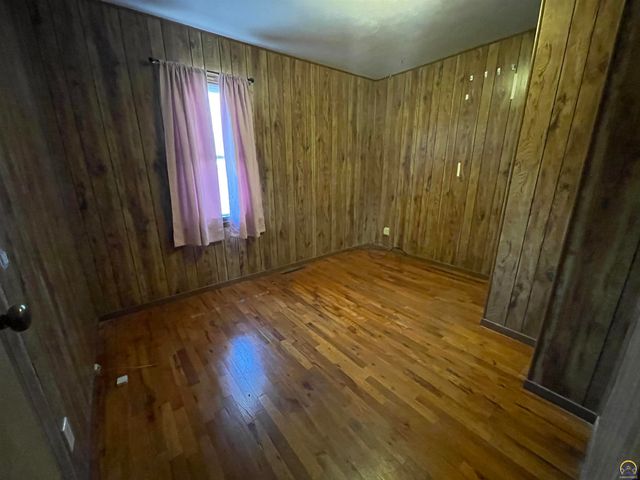 1906 SE Illinois AVE, Topeka, KS 66607