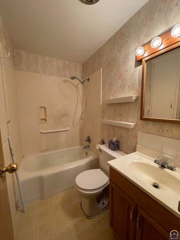 1906 SE Illinois AVE, Topeka, KS 66607