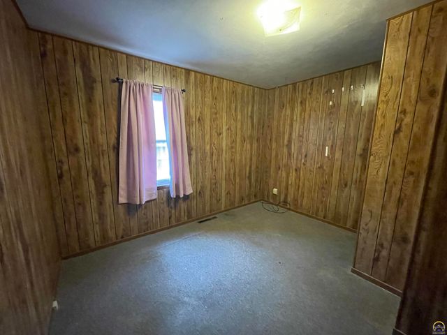 1906 SE Illinois AVE, Topeka, KS 66607