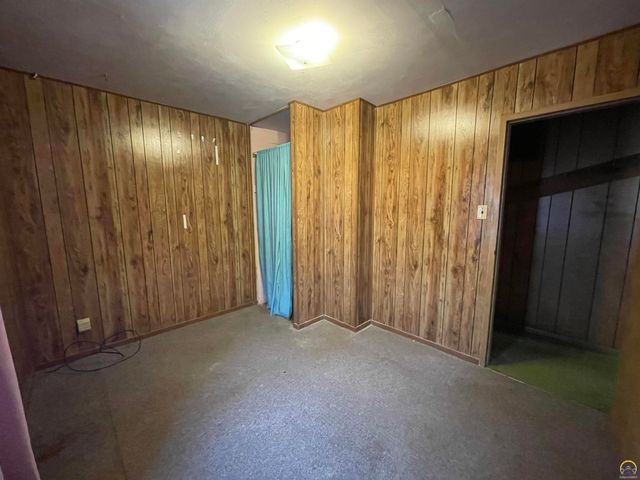 1906 SE Illinois AVE, Topeka, KS 66607