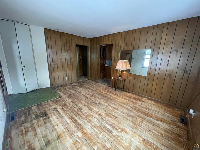 1906 SE Illinois AVE, Topeka, KS 66607