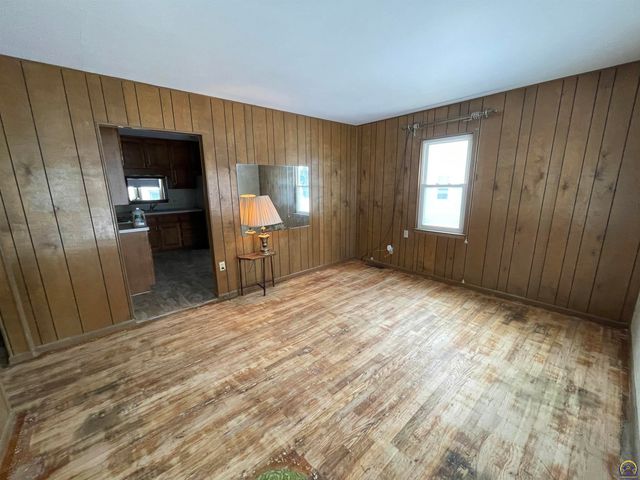 1906 SE Illinois AVE, Topeka, KS 66607