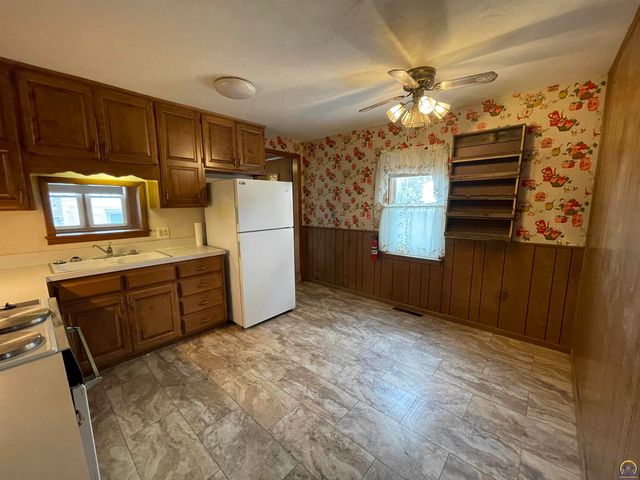 1906 SE Illinois AVE, Topeka, KS 66607