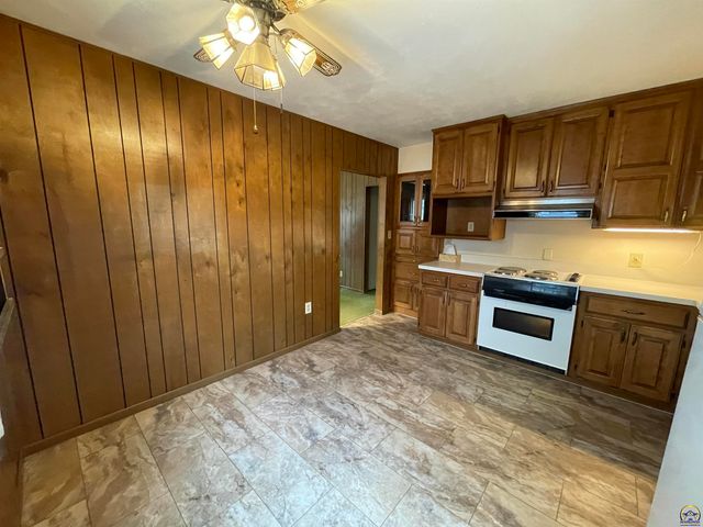 1906 SE Illinois AVE, Topeka, KS 66607